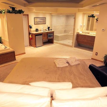 Sybaris Pool Suites - Indianapolis Phòng bức ảnh