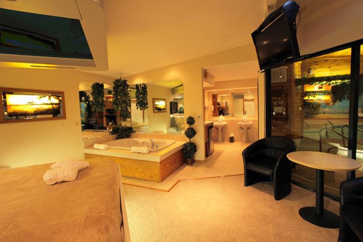 Sybaris Pool Suites - Indianapolis Phòng bức ảnh